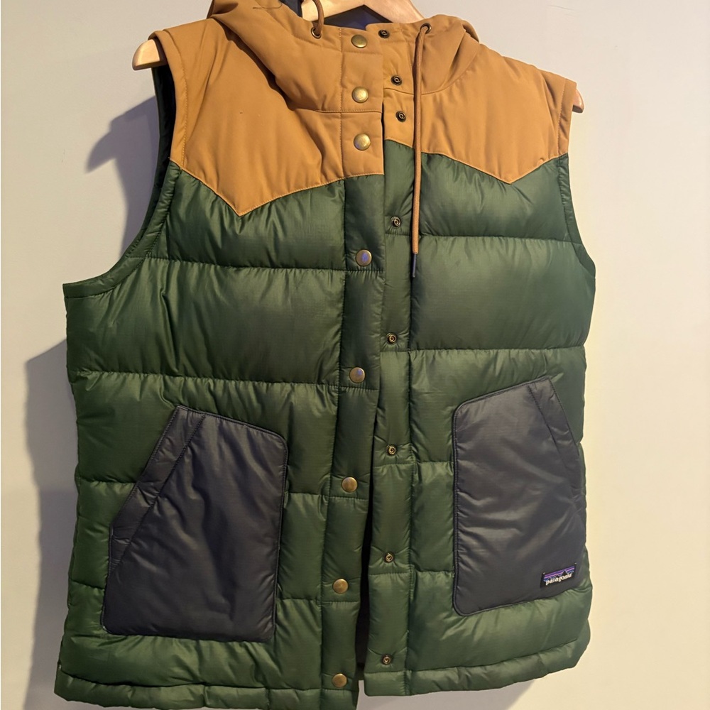 Patagonia Women's Green & Tan Insulated Hooded Puffer Vest-Large